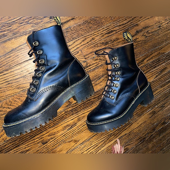 DOC MARTEN LEONA WOMEN'S VINTAGE SMOOTH LEATHER HEELED BOOTS SIZE 8 - Picture 4 of 7